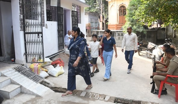 सआदतगंज के नौबस्ता स्थित ब्राह्मणी टोला में तैनात पुलिस व पीड़ित परिवार के घर लोगों का आना जा