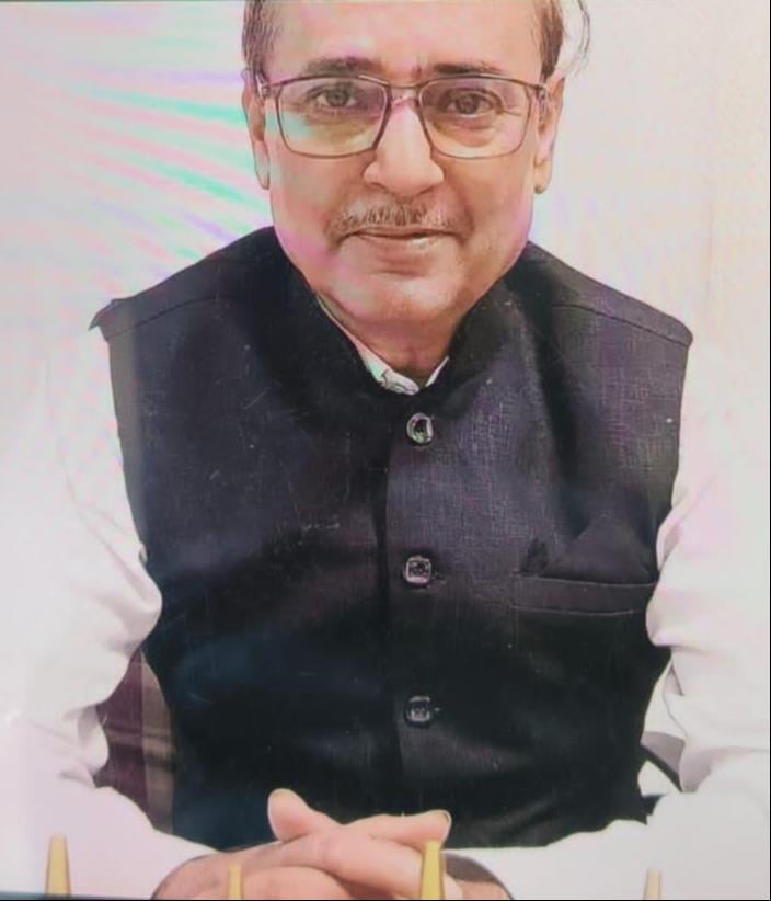 सआदतगंज के नौबस्ता स्थित ब्राह्मणी टोला में तैनात पुलिस व पीड़ित परिवार के घर लोगों का आना जा