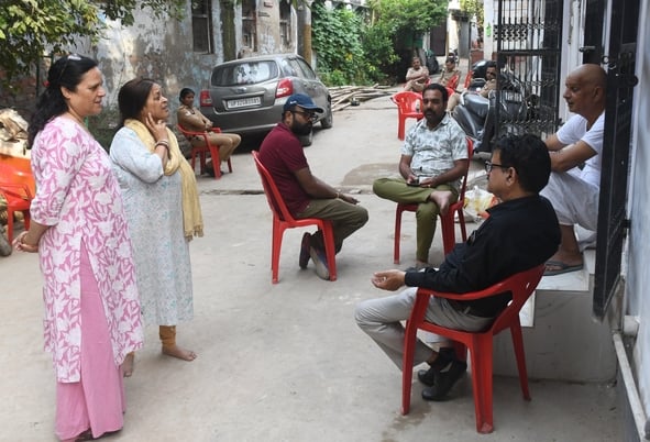सआदतगंज के नौबस्ता स्थित ब्राह्मणी टोला में तैनात पुलिस व पीड़ित परिवार के घर लोगों का आना जा