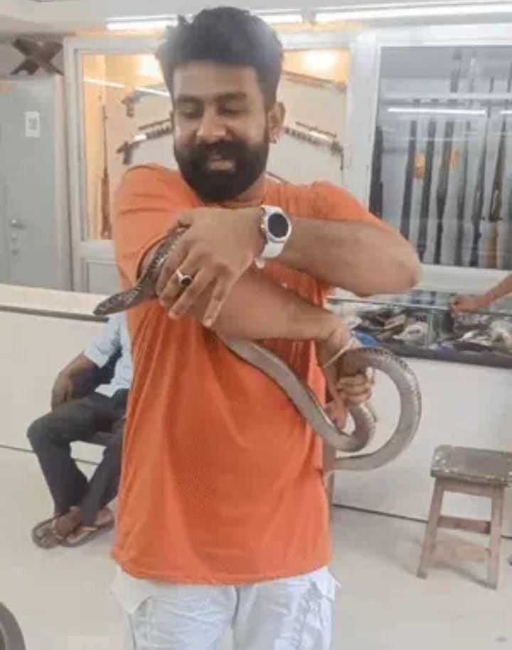 सआदतगंज के नौबस्ता स्थित ब्राह्मणी टोला में तैनात पुलिस व पीड़ित परिवार के घर लोगों का आना जा
