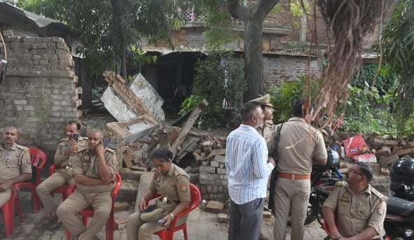 सआदतगंज के नौबस्ता स्थित ब्राह्मणी टोला में तैनात पुलिस व पीड़ित परिवार के घर लोगों का आना जा