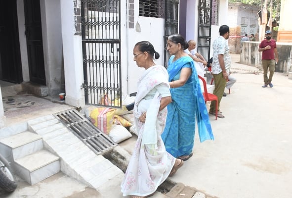 सआदतगंज के नौबस्ता स्थित ब्राह्मणी टोला में तैनात पुलिस व पीड़ित परिवार के घर लोगों का आना जा