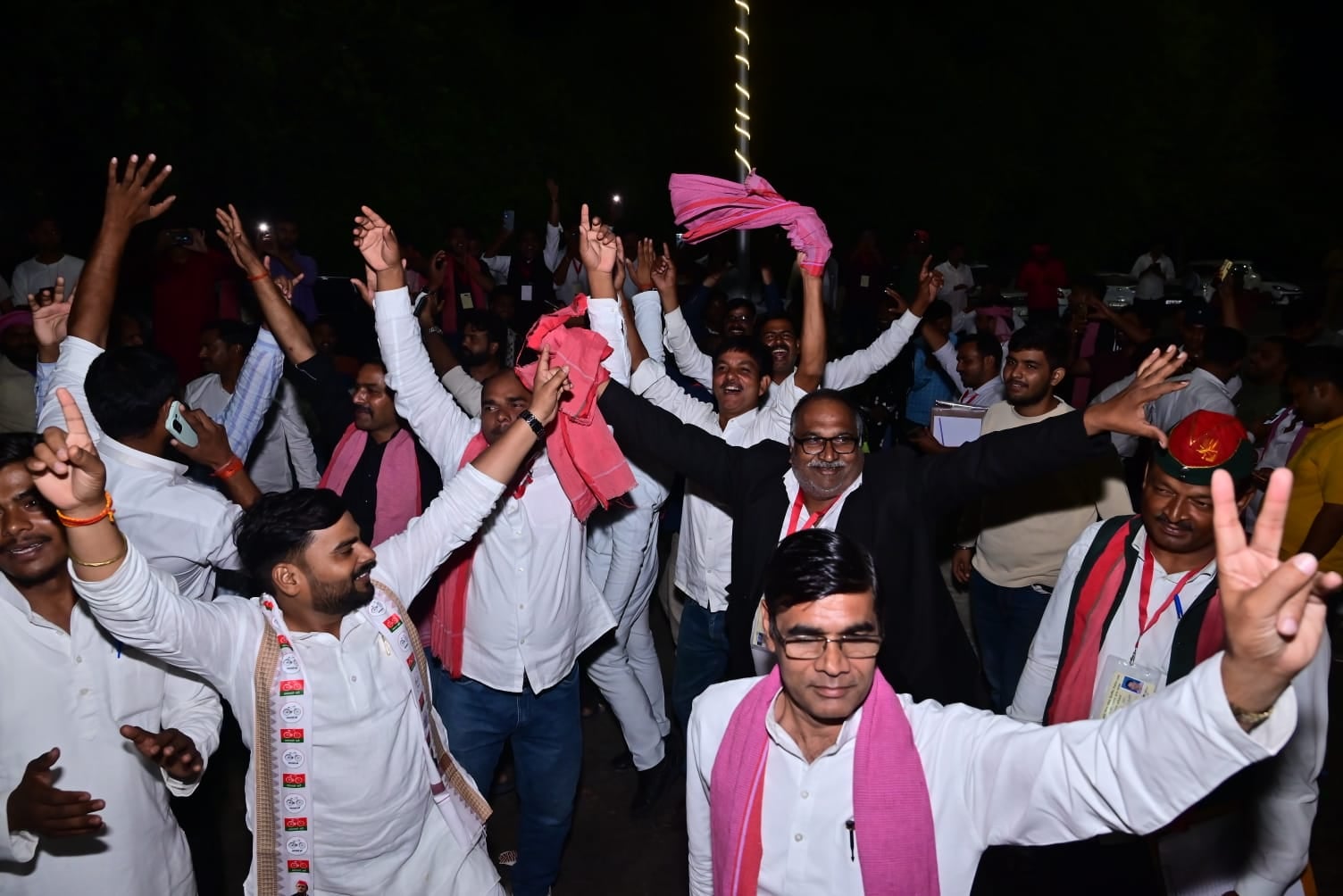 स्नातक सीट पर विजयी कांति देवी और जश्न मनाते समर्थक।