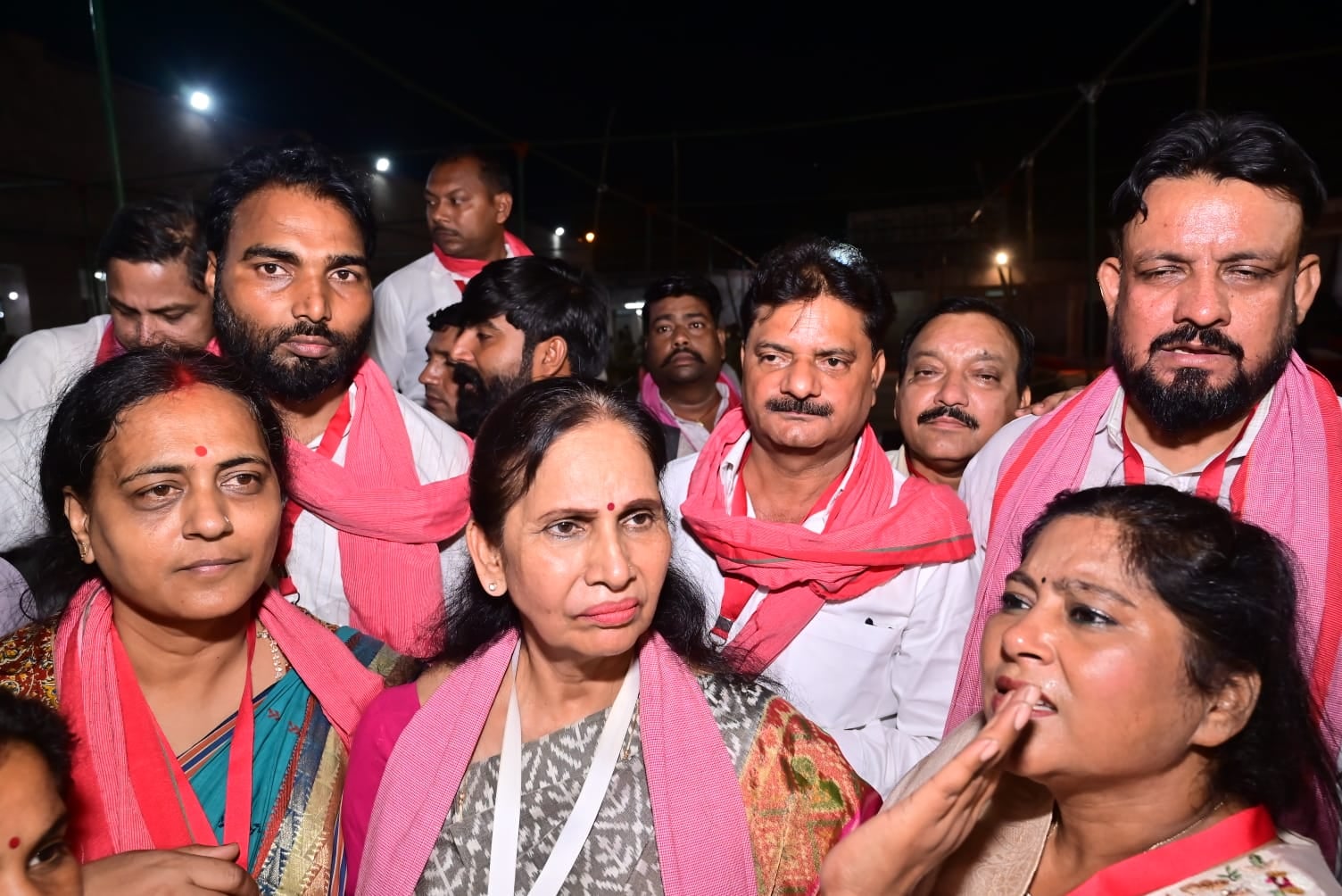 स्नातक सीट पर विजयी कांति देवी और जश्न मनाते समर्थक।