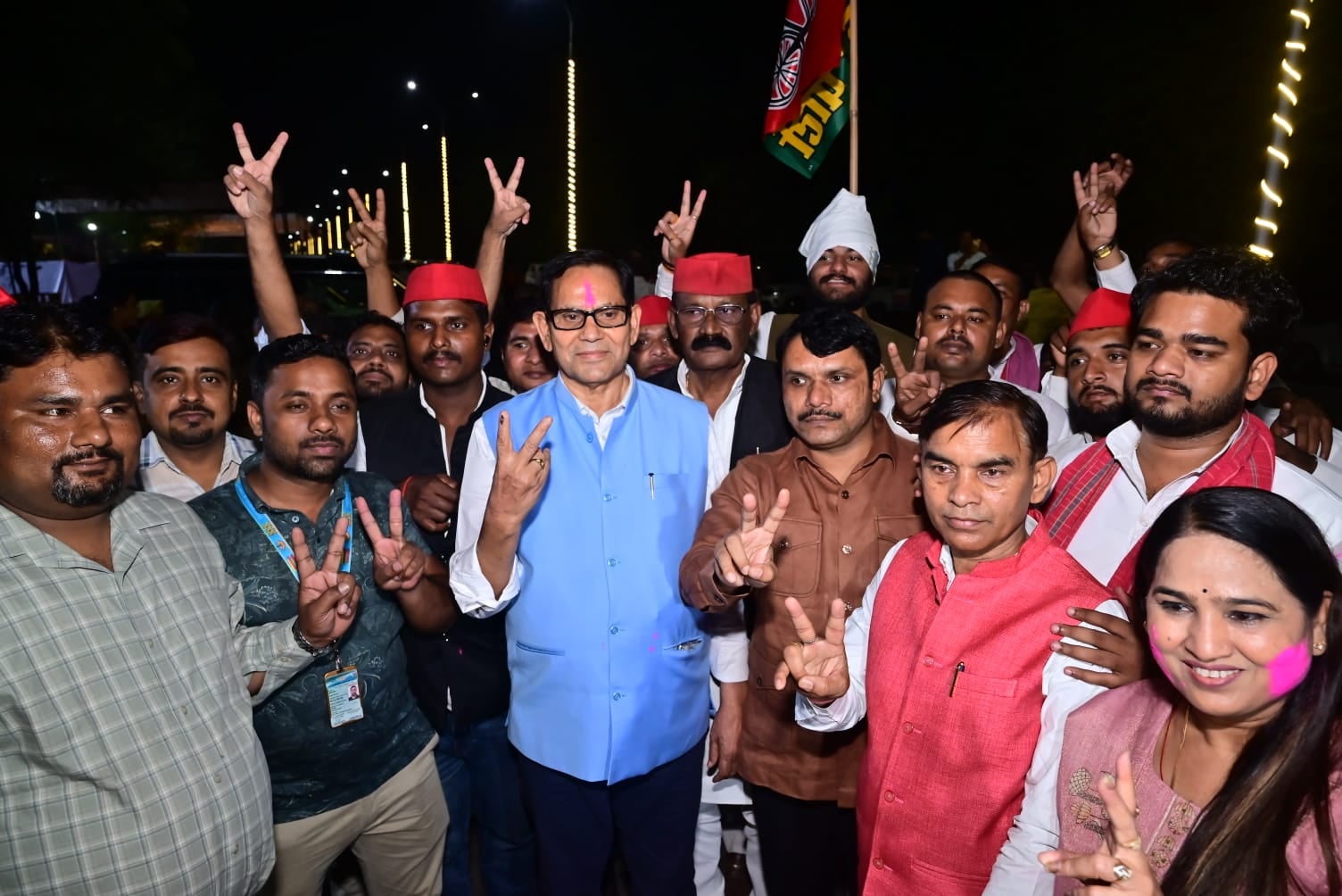 स्नातक सीट पर विजयी कांति देवी और जश्न मनाते समर्थक।