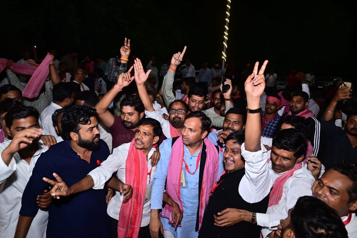 स्नातक सीट पर विजयी कांति देवी और जश्न मनाते समर्थक।
