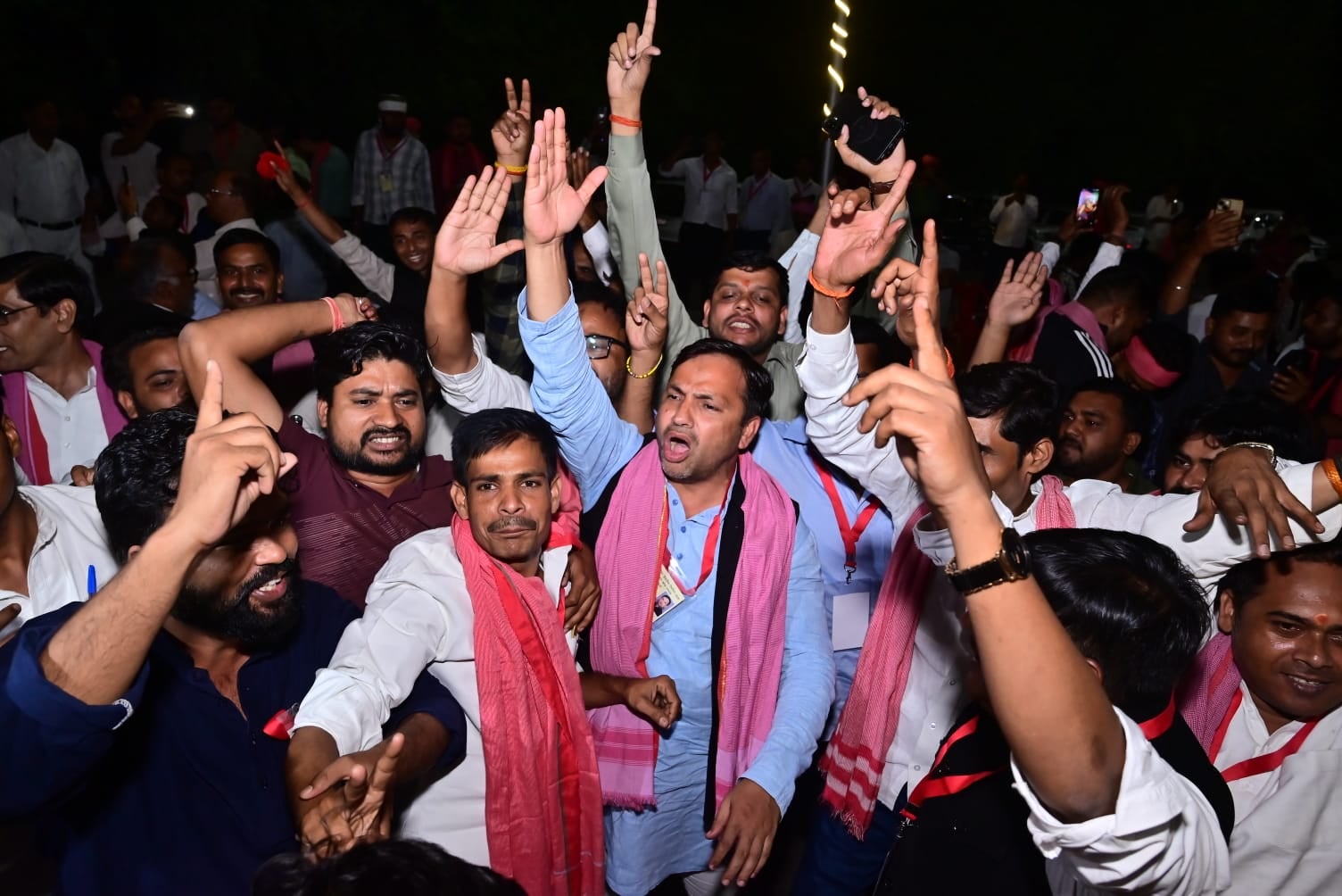 स्नातक सीट पर विजयी कांति देवी और जश्न मनाते समर्थक।