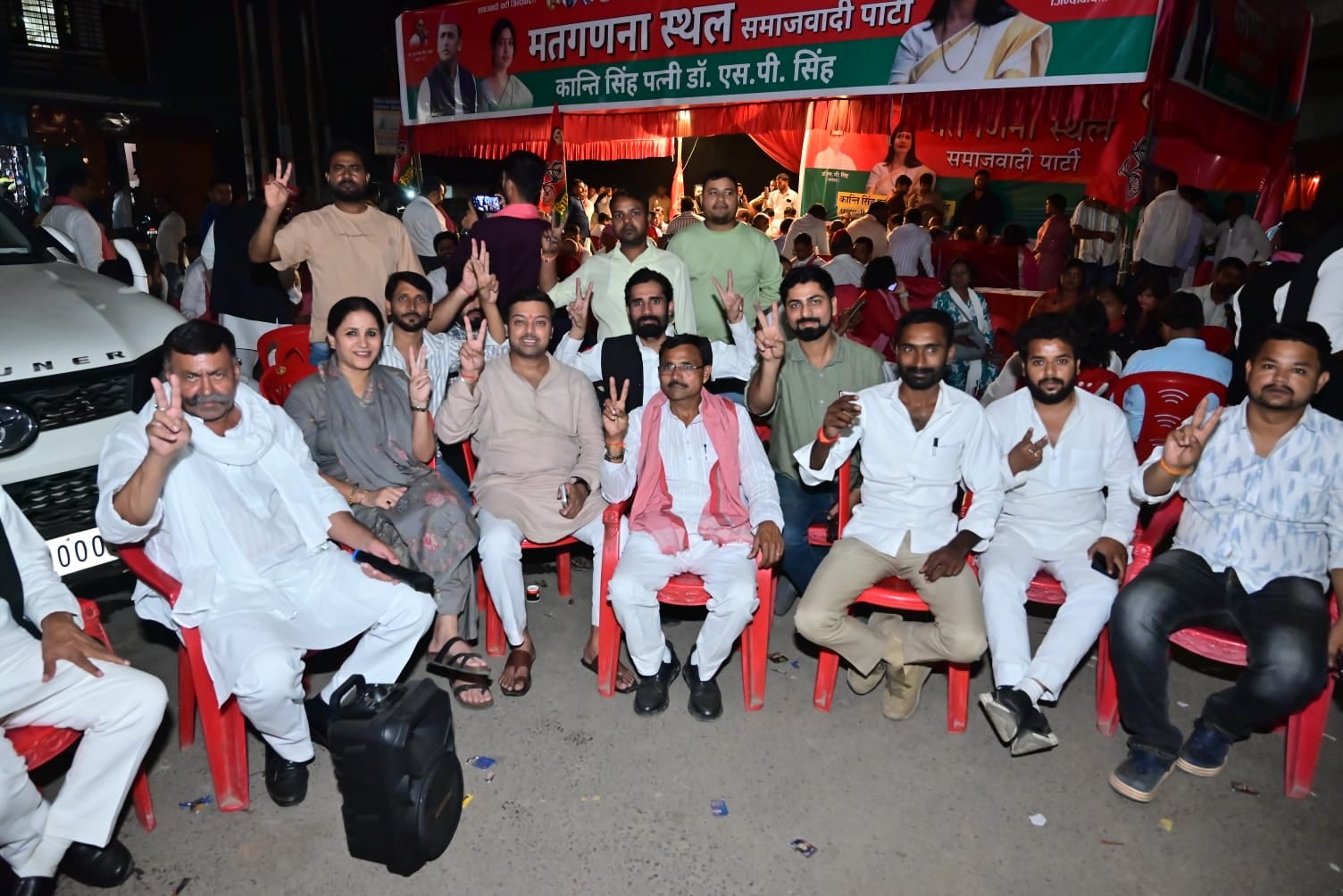 स्नातक सीट पर विजयी कांति देवी और जश्न मनाते समर्थक।