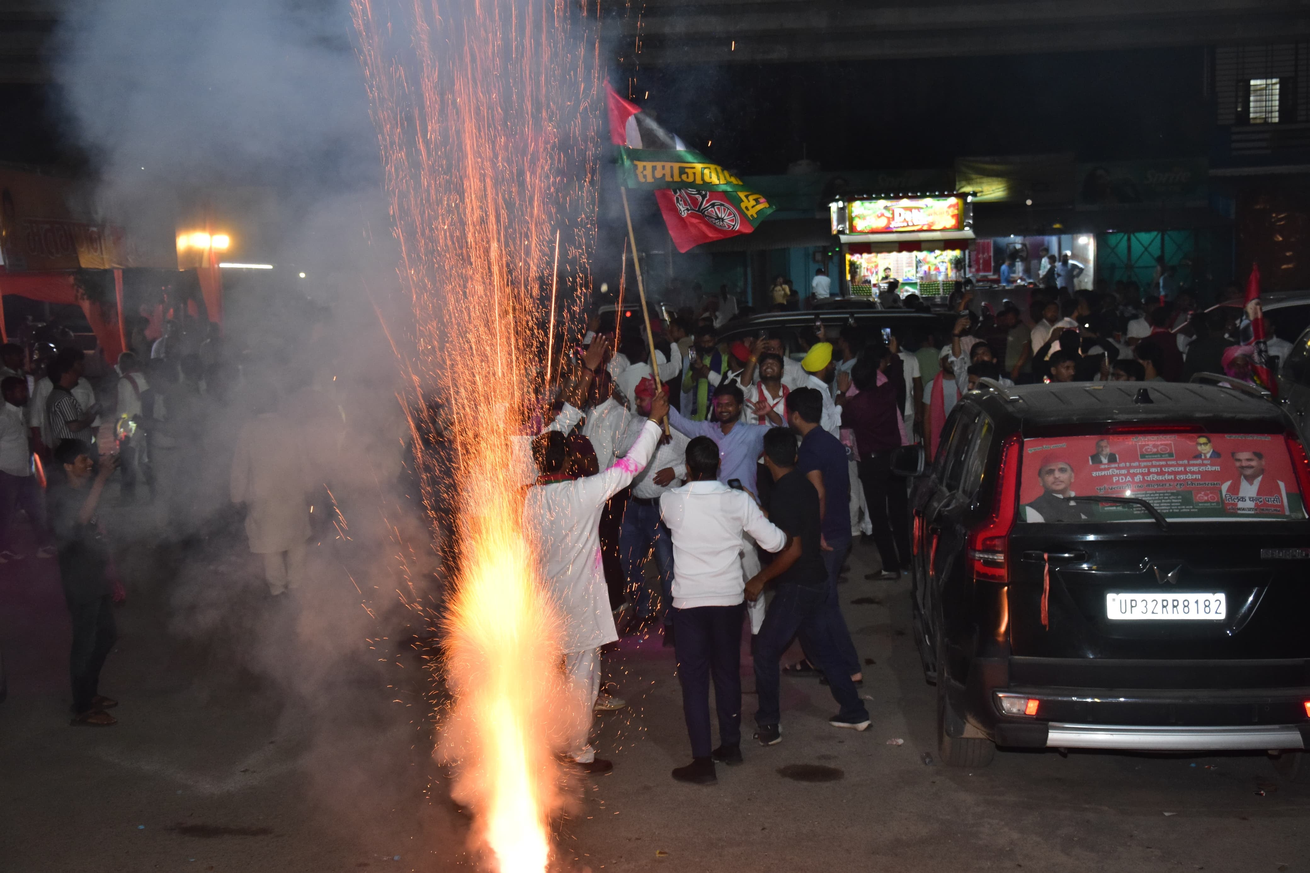 स्नातक सीट पर विजयी कांति देवी और जश्न मनाते समर्थक।