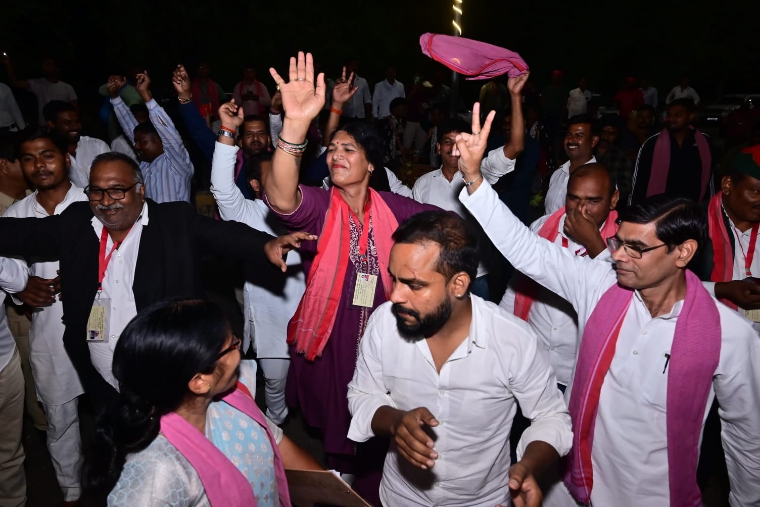 स्नातक सीट पर विजयी कांति देवी और जश्न मनाते समर्थक।