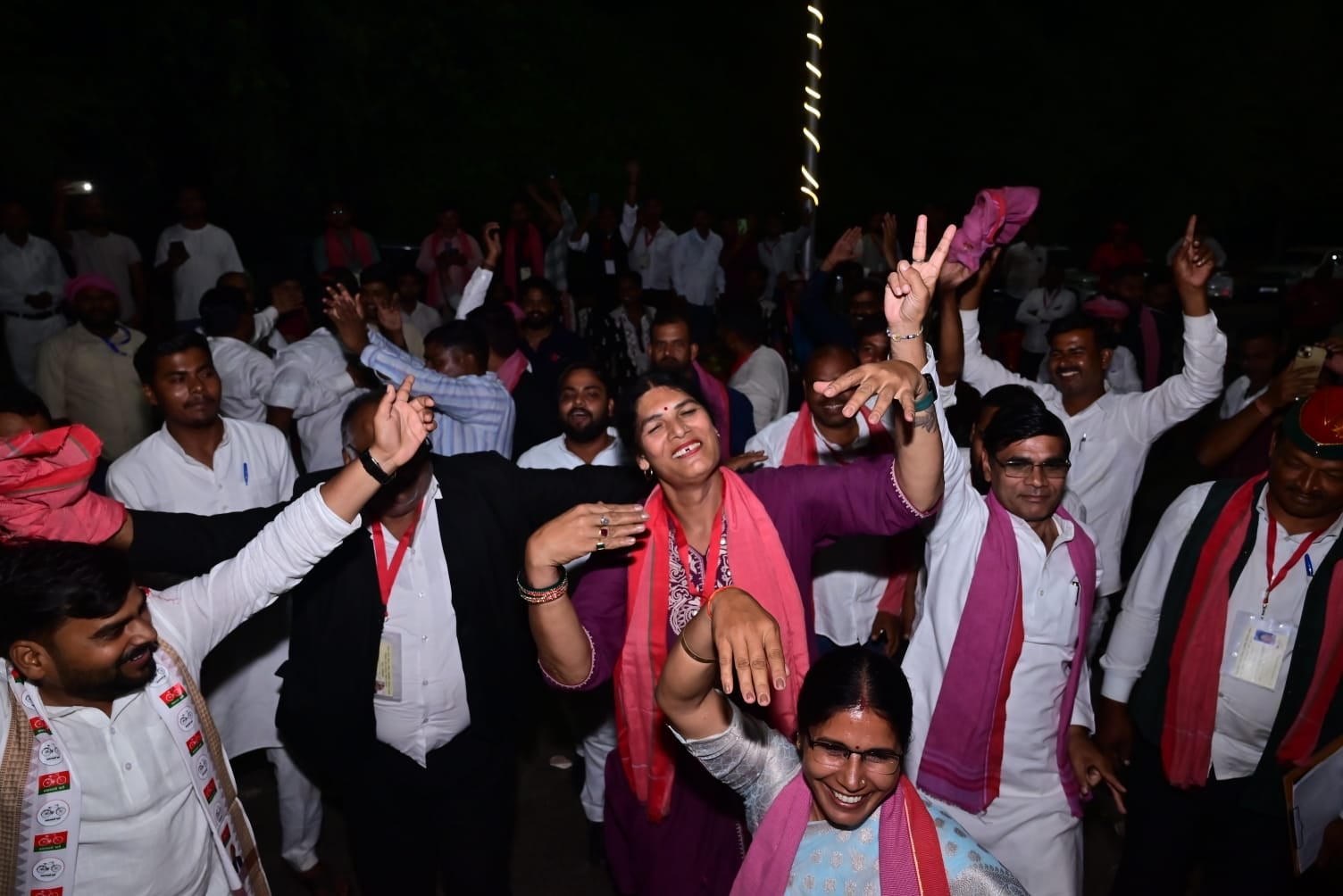 स्नातक सीट पर विजयी कांति देवी और जश्न मनाते समर्थक।