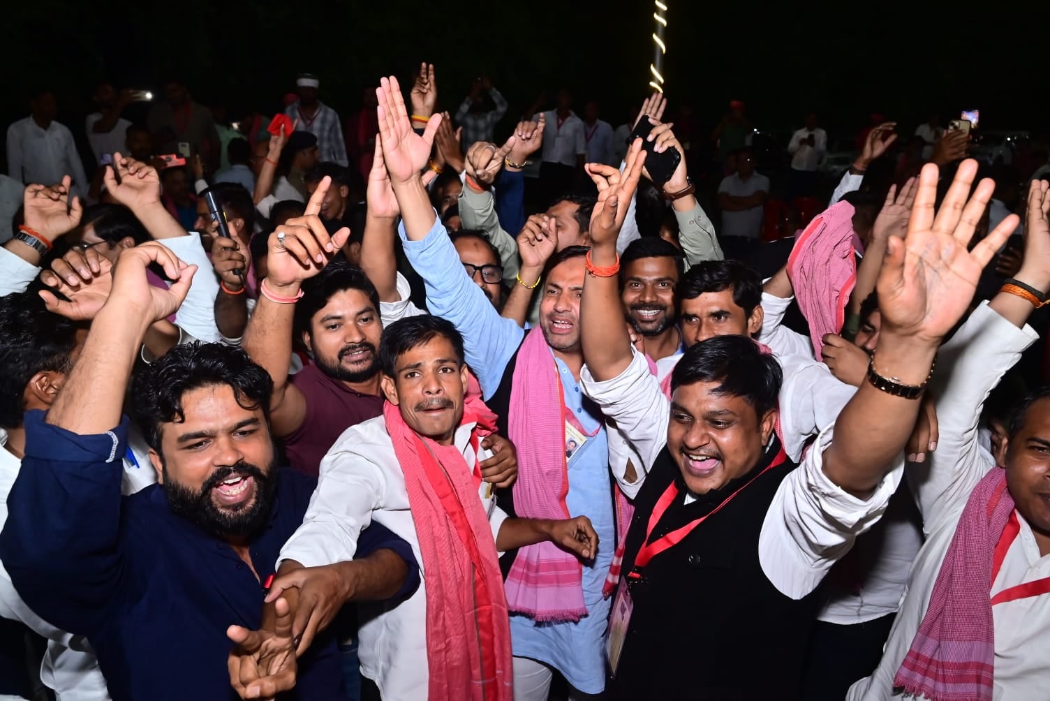 स्नातक सीट पर विजयी कांति देवी और जश्न मनाते समर्थक।