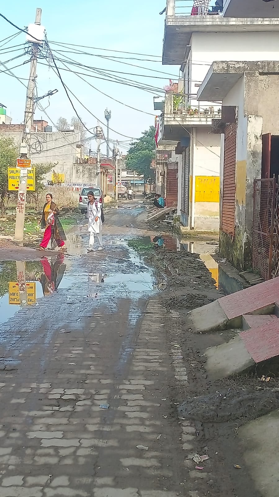 सड़कें खस्ताहाल, मुश्किलें बढ़ा रहा रास्तों का जलभराव। सड़कें खस्ताहाल, मुश्किलें बढ़ा रहा रास्तों का जलभराव।