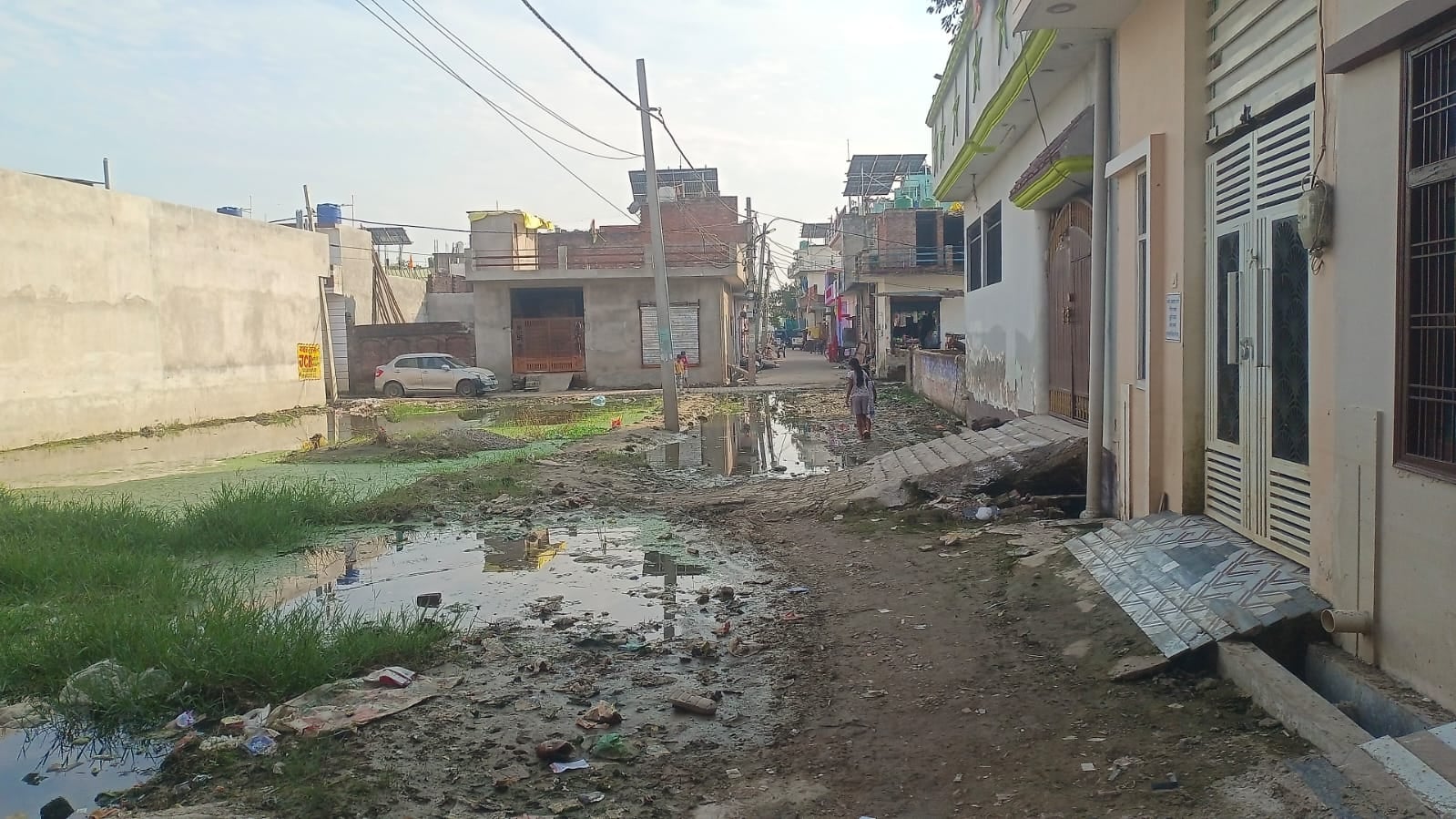 सड़कें खस्ताहाल, मुश्किलें बढ़ा रहा रास्तों का जलभराव। सड़कें खस्ताहाल, मुश्किलें बढ़ा रहा रास्तों का जलभराव।