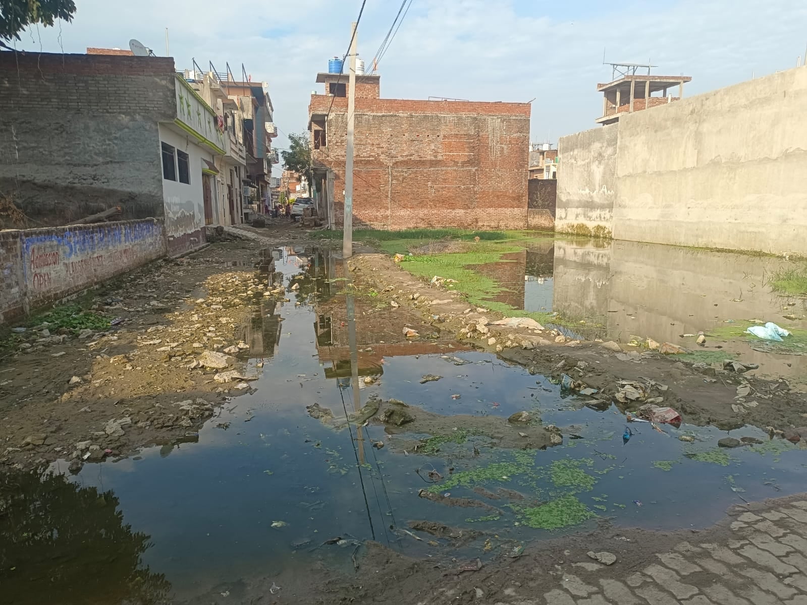 सड़कें खस्ताहाल, मुश्किलें बढ़ा रहा रास्तों का जलभराव। सड़कें खस्ताहाल, मुश्किलें बढ़ा रहा रास्तों का जलभराव।