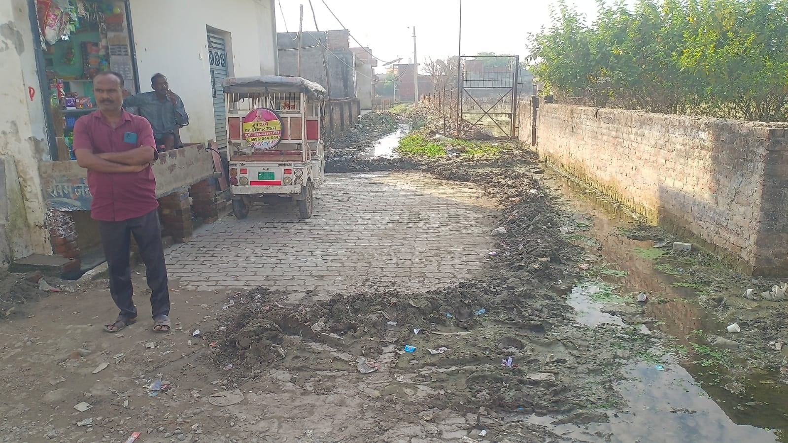 सड़कें खस्ताहाल, मुश्किलें बढ़ा रहा रास्तों का जलभराव। सड़कें खस्ताहाल, मुश्किलें बढ़ा रहा रास्तों का जलभराव।