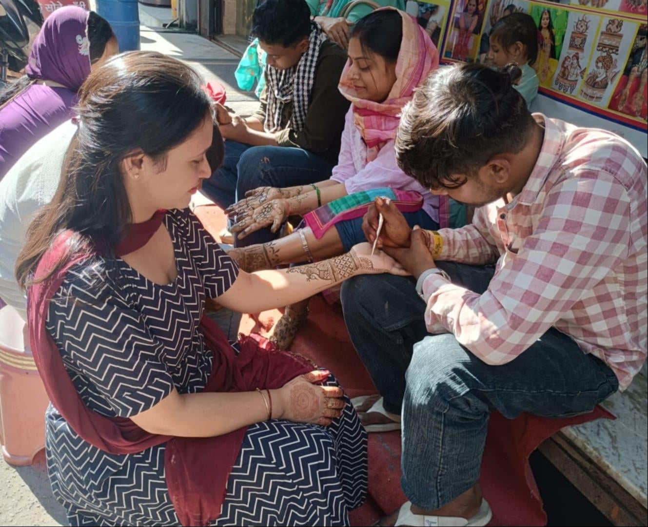 शहर के नाला पटरी स्थित पार्लर में सजने-संवरने के लिए लगी महिलाओं की भीड़। संचालिका शहर के नाला पटरी स्थित पार्लर में सजने-संवरने के लिए लगी महिलाओं की भीड़। संचालिका