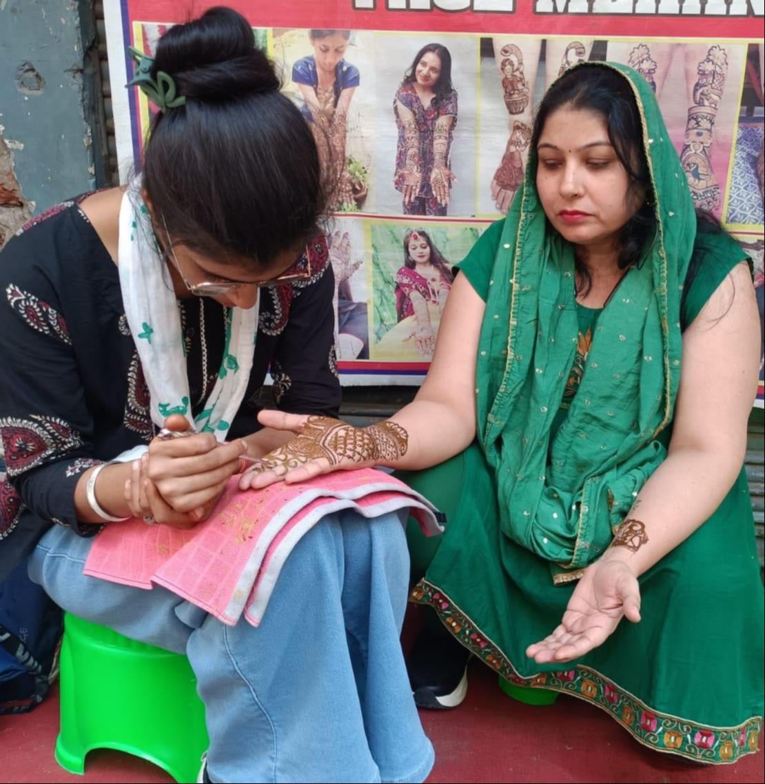 शहर के नाला पटरी स्थित पार्लर में सजने-संवरने के लिए लगी महिलाओं की भीड़। संचालिका शहर के नाला पटरी स्थित पार्लर में सजने-संवरने के लिए लगी महिलाओं की भीड़। संचालिका