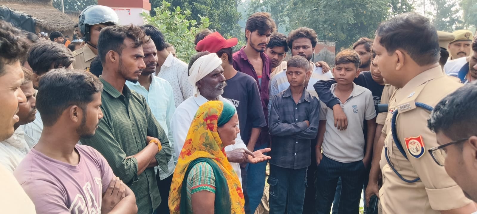 थाल्हापार गांव में युवक की मौत के बाद आक्रोशित परिजन। संवाद थाल्हापार गांव में युवक की मौत के बाद आक्रोशित परिजन। संवाद