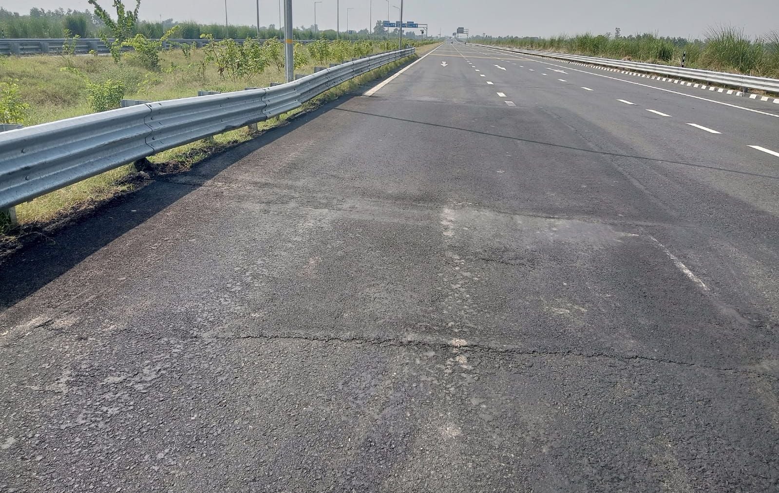 दातागंज क्षेत्र में डहरपुर इंटरचेंज के पास टूटी एक्सप्रेसवे की सुरक्षा दीवार। संवाद दातागंज क्षेत्र में डहरपुर इंटरचेंज के पास टूटी एक्सप्रेसवे की सुरक्षा दीवार। संवाद