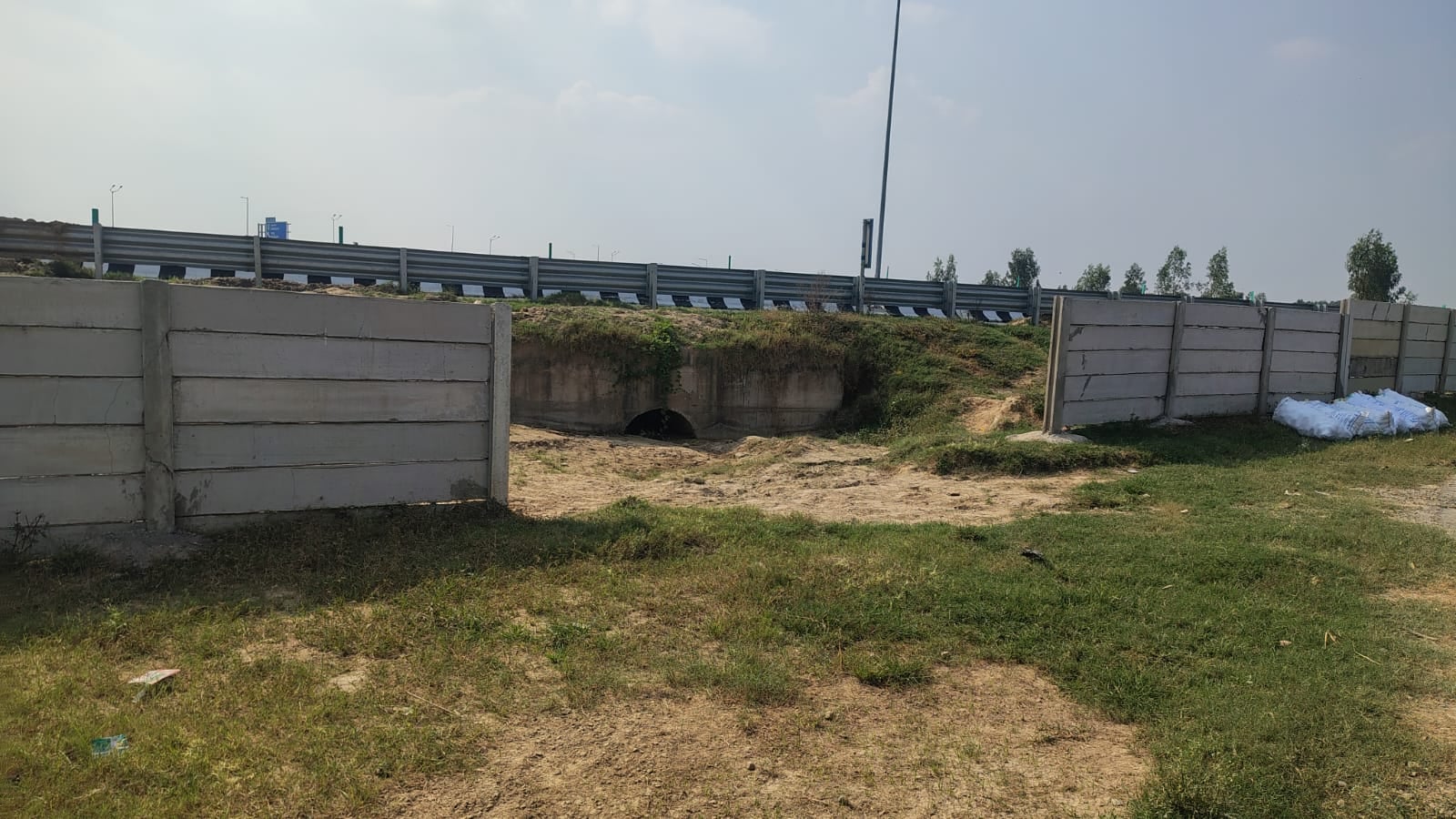 दातागंज क्षेत्र में डहरपुर इंटरचेंज के पास टूटी एक्सप्रेसवे की सुरक्षा दीवार। संवाद दातागंज क्षेत्र में डहरपुर इंटरचेंज के पास टूटी एक्सप्रेसवे की सुरक्षा दीवार। संवाद