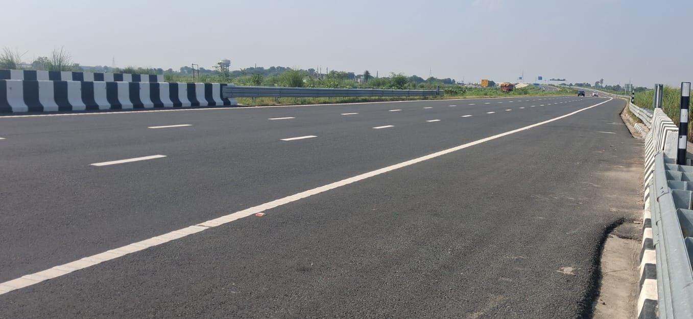 दातागंज क्षेत्र में डहरपुर इंटरचेंज के पास टूटी एक्सप्रेसवे की सुरक्षा दीवार। संवाद दातागंज क्षेत्र में डहरपुर इंटरचेंज के पास टूटी एक्सप्रेसवे की सुरक्षा दीवार। संवाद