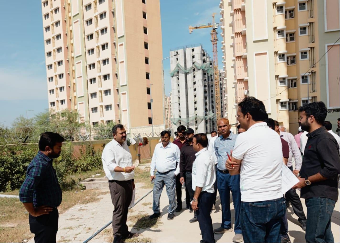 देवपुर पारा स्थित अटल आवासीय योजना की जानकारी लेते एलडीए वीसी। देवपुर पारा स्थित अटल आवासीय योजना की जानकारी लेते एलडीए वीसी।