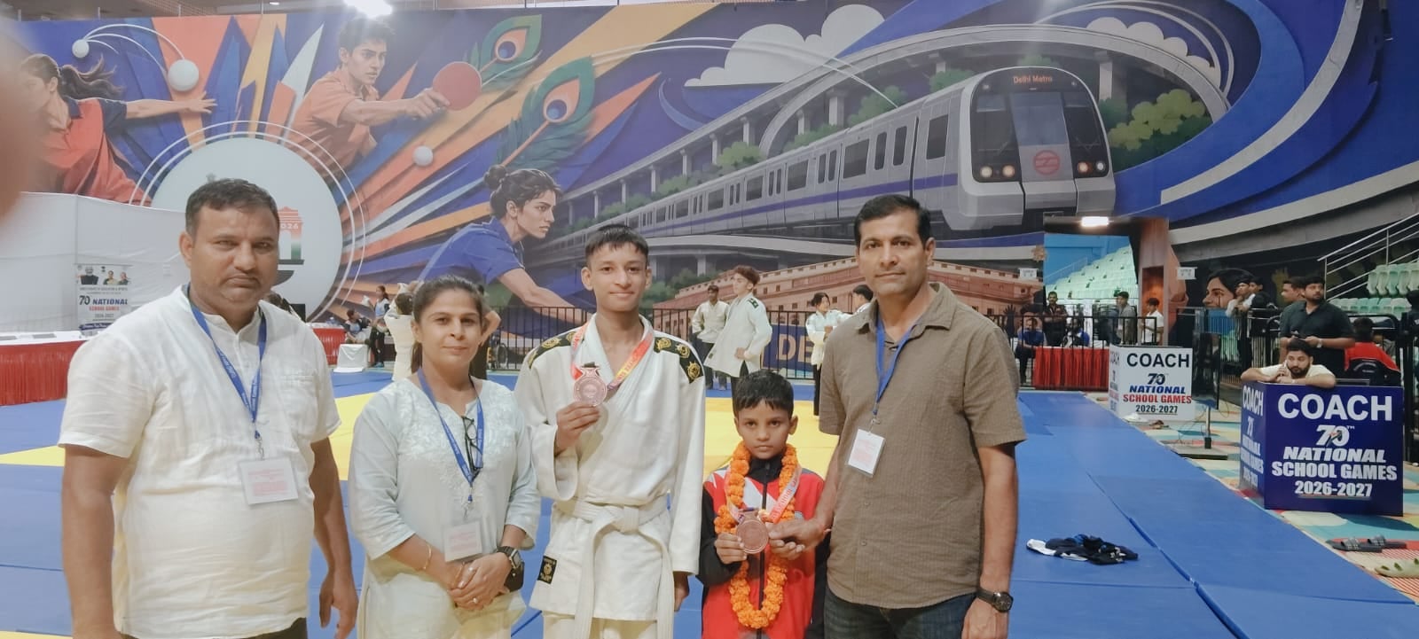 विजेता खिलाड़ी कोच एवं डीपीई के साथ। विज्ञप्ति