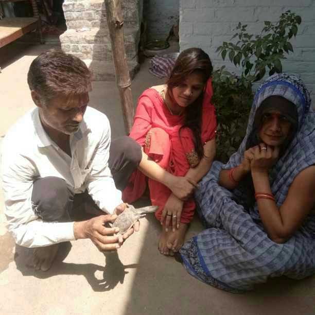 कछुआ की मौत पर किया त्रयोदशी कार्यक्रम राठ के बसेला में जीवित बचे कछुए को दुलारते राजेश विश्वकर्मा व गमगीन परिवार