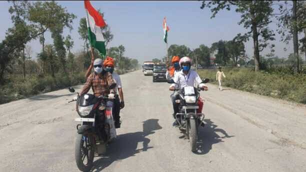 तिरंगे के साथ अपने वतन रवाना हुए नेपाली नागरिक तिरंगे के साथ वतन रवाना होते नेपाली नागरिक