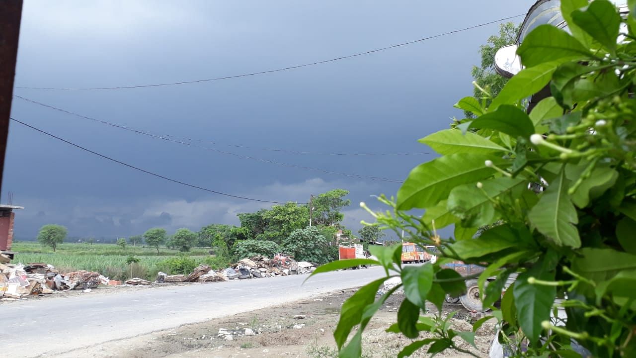 इंग्लैंड के साथ एक घंटा, मौसम सुहाना आकाश में छाए बाद