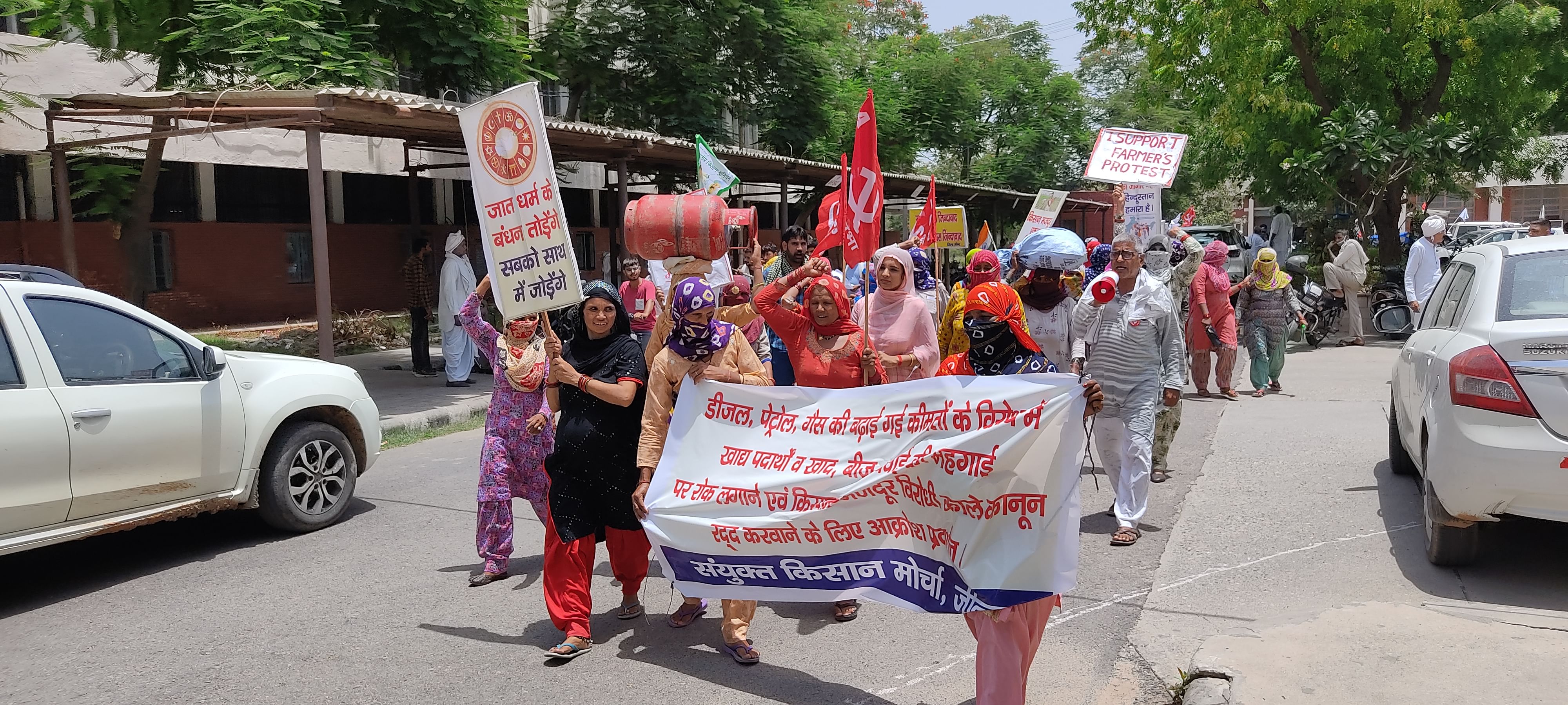 डीजल-पेट्रोल और रसोई गैस की कीमतों में वृद्धि के खिलाफ भारतीय किसान सभा ने दिया धरना डीजल, पेट्रोल और रसोई गैस की कीमतों में हो रही वृद्धि के खिलाफ प्रदर्शन करते किसान।