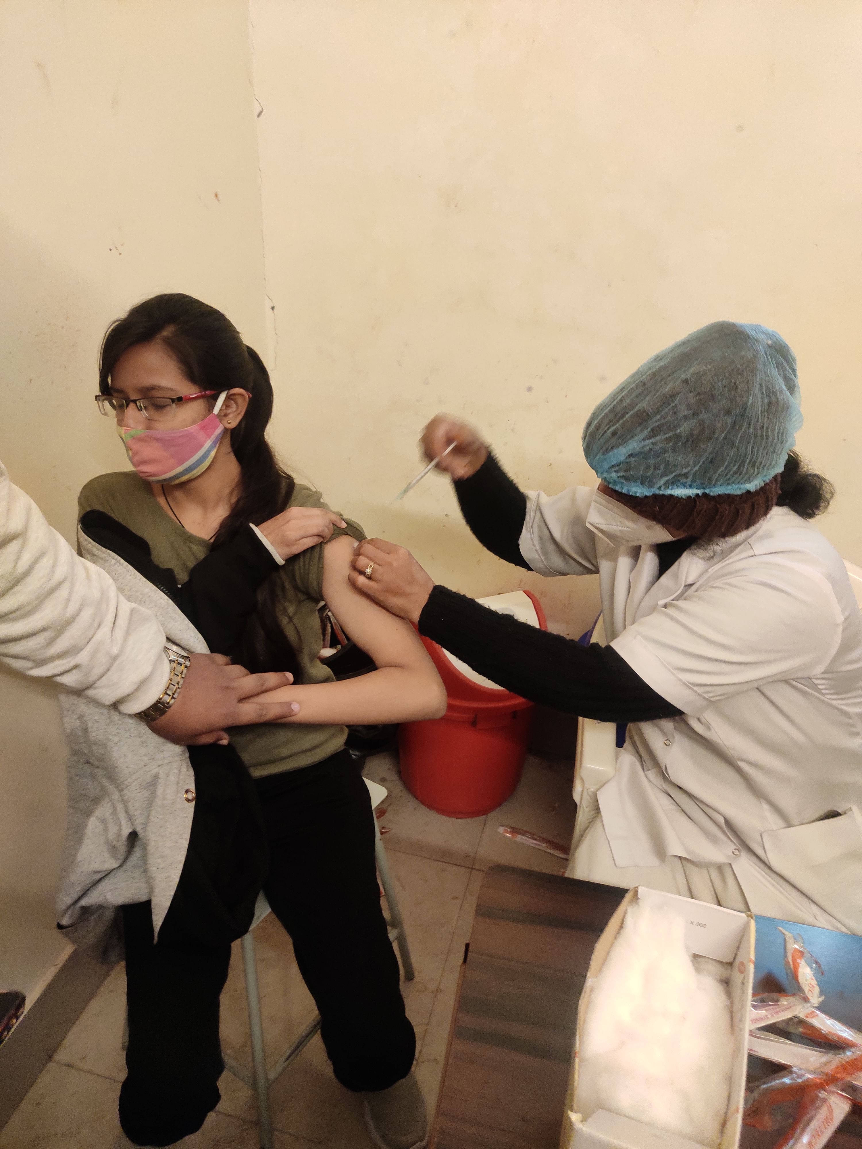 Un adolescent reçoit un vaccin anti-covid à l’hôpital commun Pandit Deendayal Upadhyay