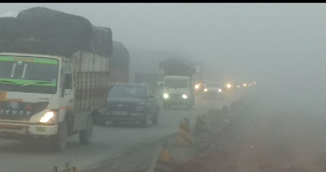 La nappe de brouillard a augmenté les problèmes, les véhicules ont ralenti, les trains ont pris du retard