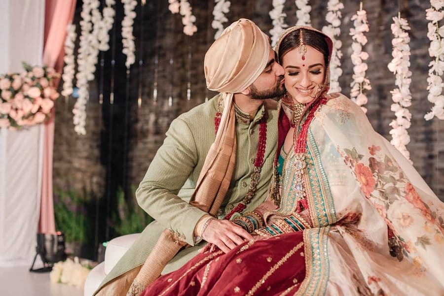 Offer food to a newly married couple.