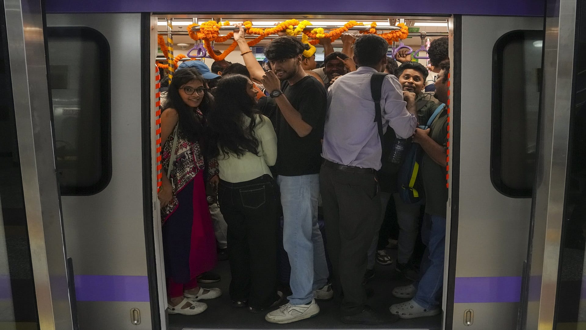https://spiderimg.amarujala.com/assets/images/english.amarujaladigital.com/2025/08/24/kolkata-metro-commuters_378210cd9881574534f5875a8281891f.jpeg