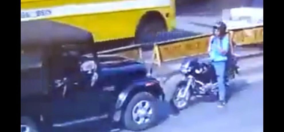 Video Viral: Bhopal Biker silently teaches a lesson to a traffic offender
