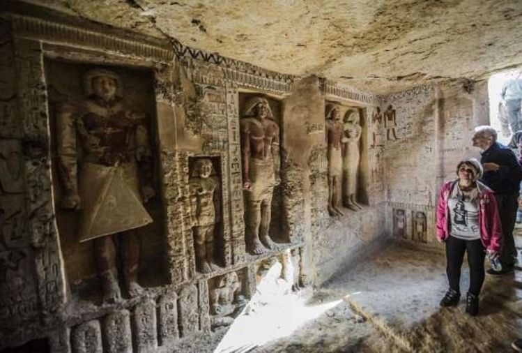 Archaeologist Team In Egypt Cairo Found 4400 Years Old Tomb Near ...