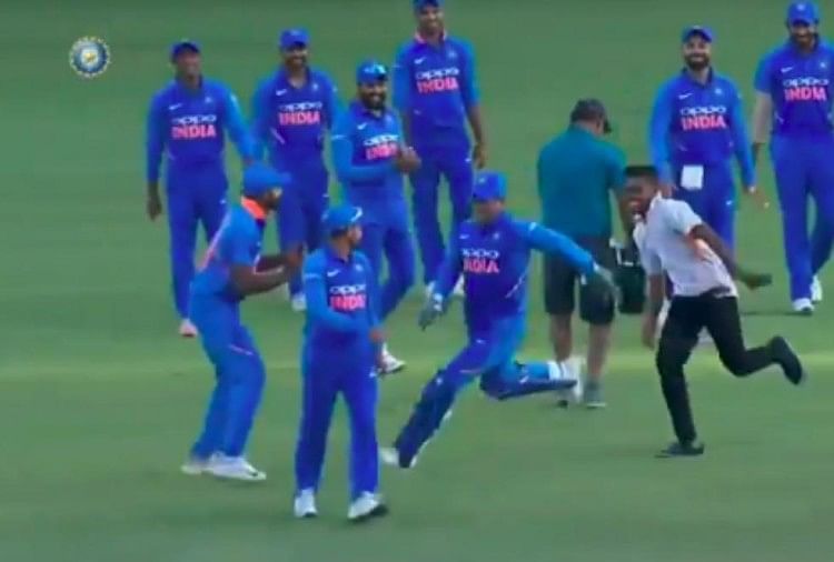 MS Dhoni fan fun race during India vs Australia one day series video viral