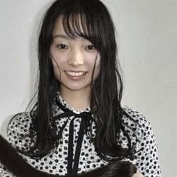 japanese woman Keito Kawahara gets first haircut of her life after 18 years