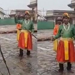 viral viral of Pakistani journalist who dresses up as emperor to report news