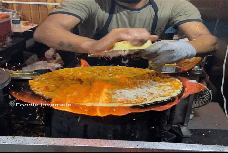 watch viral video of indore tasty fire dosa recipe