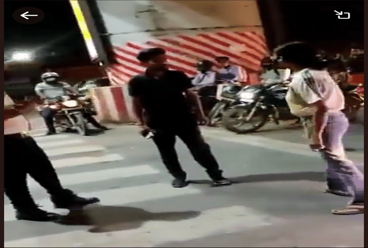 girl hitting and slapping cab driver in the middle of a road in lucknow video goes viral