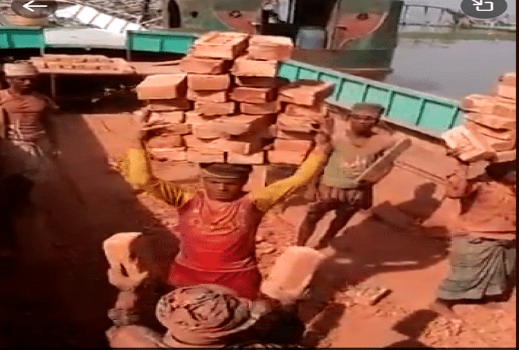 laborer raised 32 bricks on his head anand mahindra reaction goes viral on social media