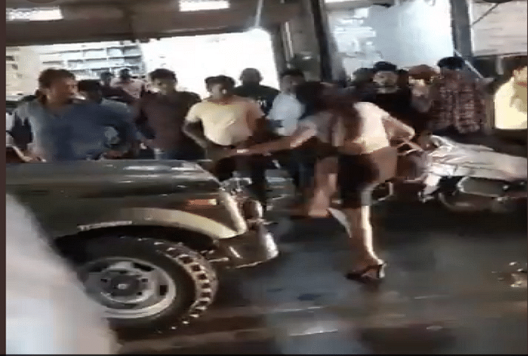 viral video Drunk girl made a ruckus on the road kicked the army jeep