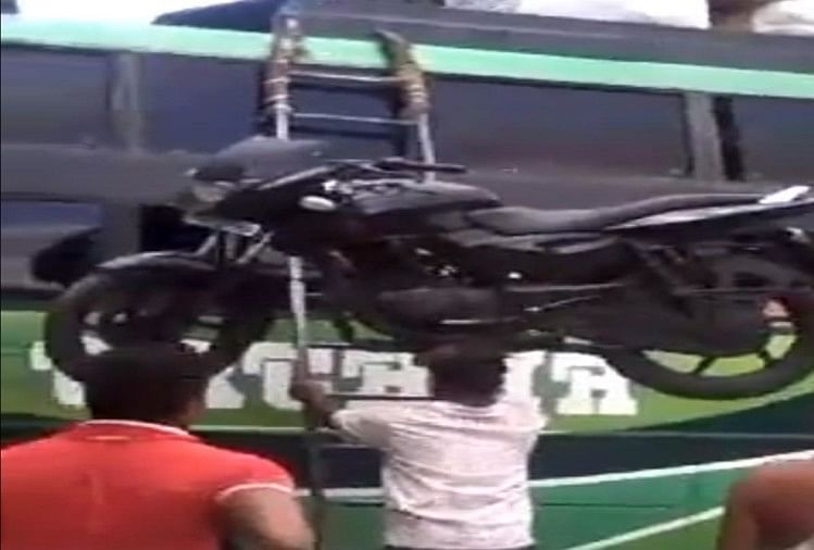 viral video man carry heavy bike on his head after watching video people remember bahubali