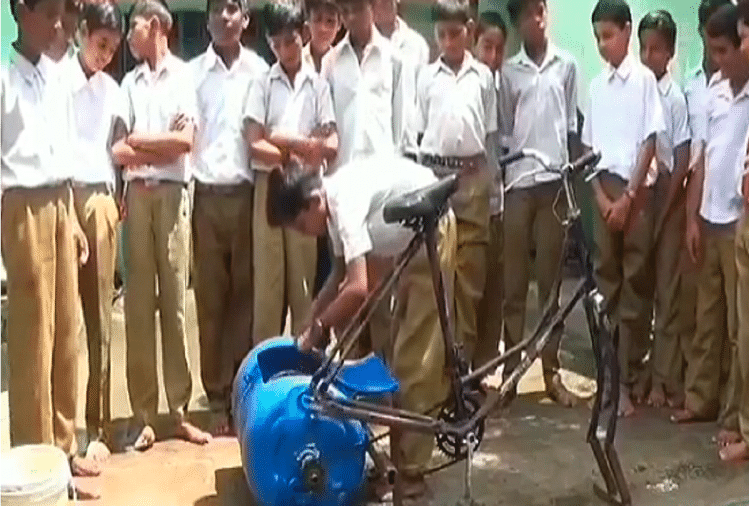 बच्चों ने जुगाड़ से बनाई वाशिंग मशीन