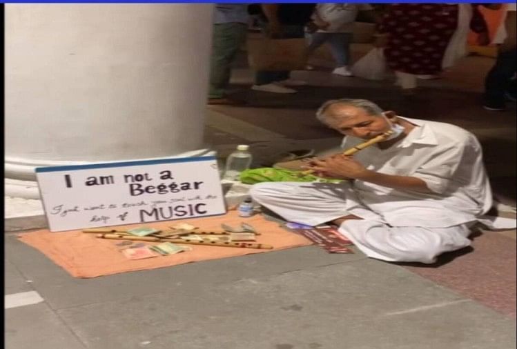 old man amazed people with flute performance in delhi connaught place video viral