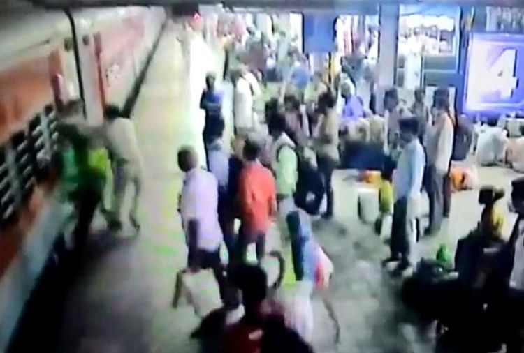 pregnant woman slipped from moving train at kalyan railway station in mumbai rpf jawan shows bravery watch viral video