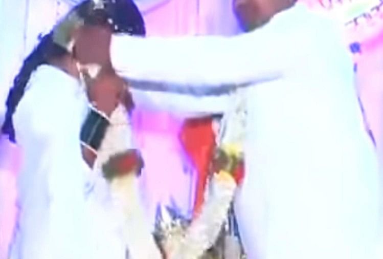 Viral Wedding Video groom weird act at marriage stage video goes viral on social media